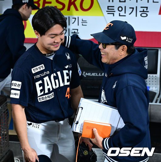 [OSEN=광주, 지형준 기자] 한화 양상문 투수코치가 데뷔 첫 승을 거둔 정우주를 축하하고 있다. 2025.05.02 /jpnews@osen.co.kr
