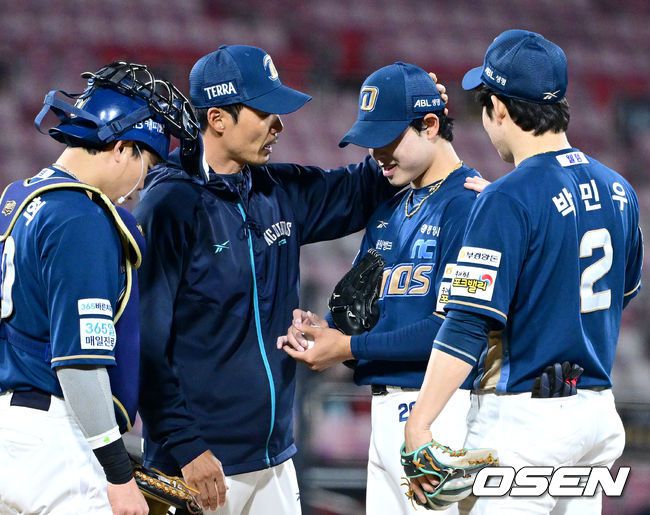 [OSEN=수원, 최규한 기자] NC 선발 목지훈을 다독이는 이용훈 투수코치, 포수 박세혁, 2루수 박민우2025.05.07 / dreamer@osen.co.kr