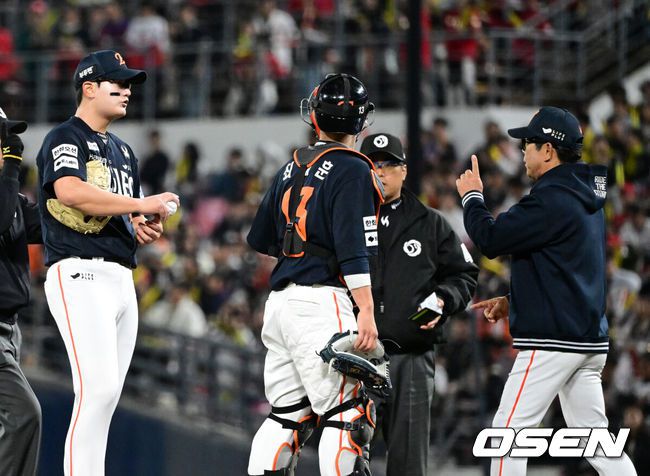 [OSEN=광주, 지형준 기자] 9회말 무사 1루에서 한화 양상문 코치가 마운드에 올라 김서현, 최재훈 배터리와 이야기를 나누고 있다. 2025.05.02 /jpnews@osen.co.kr