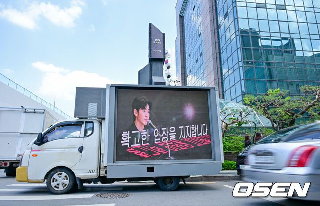 [OSEN=박준형 기자]  7일 오후 서울 삼성동 스페이스쉐어에서 가세연 김수현 관련 폭로 기자회견이 진행됐다.배우 김수현이 미성년자였던 故 김새론과 교제했다는 의혹을 제기하며 여러 폭로를 이어온 가로세로연구소(약칭 가세연) 측이 김수현의 중범죄를 폭로하겠다며 기자회견을 마련했다. 이에 김수현 측은 고인이 미성년자였을 당시 교제한 적이 없다고 부인하면서 김새론 유족과 가세연을 상대로 120억 원대의 손해배상 소송을 제기한 상태다.故 김새론 녹취록이 공개되고 있다.    /   2025.05.07 / soul1014@osen.co.kr