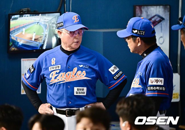 [OSEN=잠실, 박준형 기자] 8회말 무사 만루 한화 김경문 감독이 양상문 코치와 이야기를 나누고 있다.   2024.08.24 / soul1014@osen.co.kr