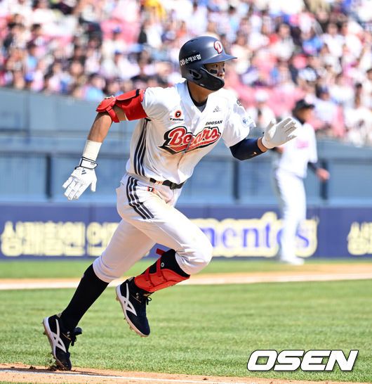 [OSEN=잠실, 이대선 기자] 26일 오후 서울 잠실야구장에서 2025 신한 SOL Bank KBO리그 두산 베어스와 롯데 자이언츠의 경기가 열렸다.두산은 잭로그, 롯데는 나균안을 선발 투수로 내세웠다.4회말 무사 1루에서 두산 김민석이 우전 안타를 치고 그라운드를 달리고 있다. 2025.04.26 /sunday@osen.co.kr