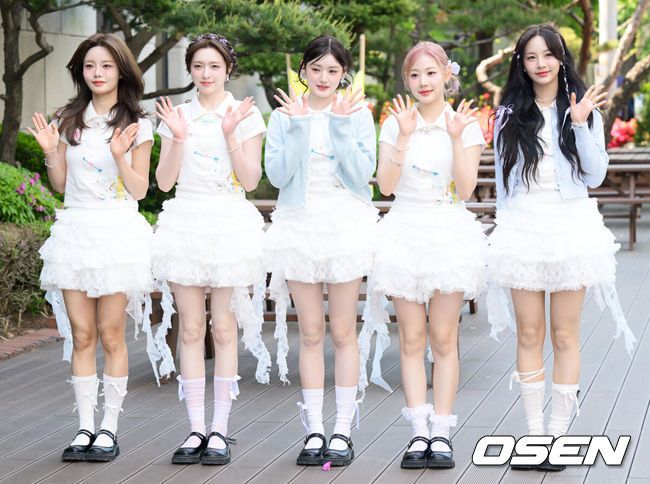 [OSEN=조은정 기자]피프티피프티가 29일 서울 영등포구 여의도 KBS에서 KBS1 '열린음악회' 방송 녹화에 참석했다.피프티피프티는 29일 번째 미니 앨범 '데이 앤 나잇'(Day & Night)을 발매했다.피프티피프티가 포즈를 취하고 있다. 2025.04.29 /cej@osen.co.kr
