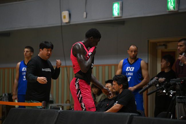 [사진] 거친 파울로 퇴장당한 스위스 로잔 니앵