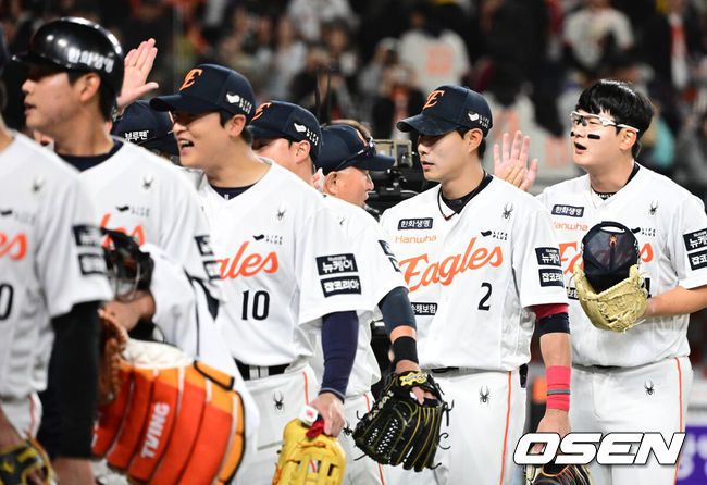 [OSEN=대전, 지형준 기자] 한화 김경문 감독이 선수들과 승리 하이파이브를 하고 있다. 2025.04.29 /jpnews@osen.co.kr