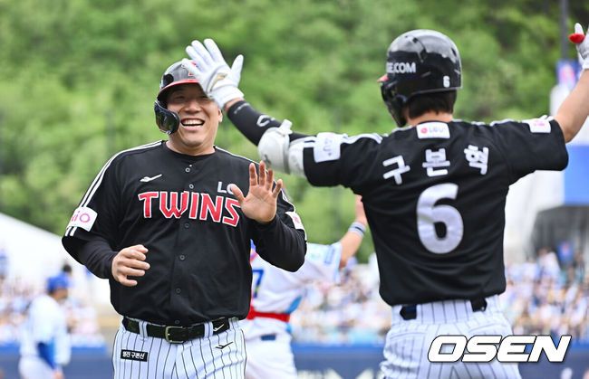 [OSEN=대구, 이석우 기자] 10일 대구삼성라이온즈파크에서 2025 신한 SOL 뱅크 KBO 리그 삼성 라이온즈와 LG 트윈스의 경기가 열렸다. 홈팀 삼성은 후라도가, 방문팀 LG는 손주영이 선발 출전했다. LG 트윈스 김현수가 1회초 1사 2,3루 김민수의 우익수 희생플라이때 득점을 올리고 하이파이브를 하고 있다. 2025.05.10 / foto0307@osen.co.kr
