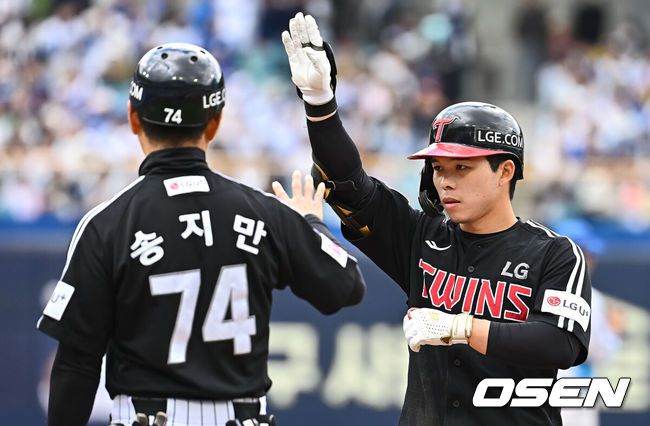[OSEN=대구, 이석우 기자] 10일 대구삼성라이온즈파크에서 2025 신한 SOL 뱅크 KBO 리그 삼성 라이온즈와 LG 트윈스의 경기가 열렸다. 홈팀 삼성은 후라도가, 방문팀 LG는 손주영이 선발 출전했다. LG 트윈스 문성주가 8회초 1사 중견수 앞 안타를 치고 세리머니를 하고 있다. 2025.05.10 / foto0307@osen.co.kr
