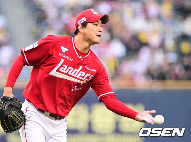 [OSEN=잠실, 조은정 기자3일 오후 서울 잠실구장에서 ‘2025 신한 SOL BANK KBO리그’ LG 트윈스와 SSG 랜더스의 경기가 열렸다.이날 경기에 홈팀 LG는 임찬규를 방문팀 SSG은 김광현을 선발로 내세웠다.6회말 2사 SSG 김광현이 LG 송용준의 땅볼을 처리하고 있다. 2025.05.03 /cej@osen.co.kr