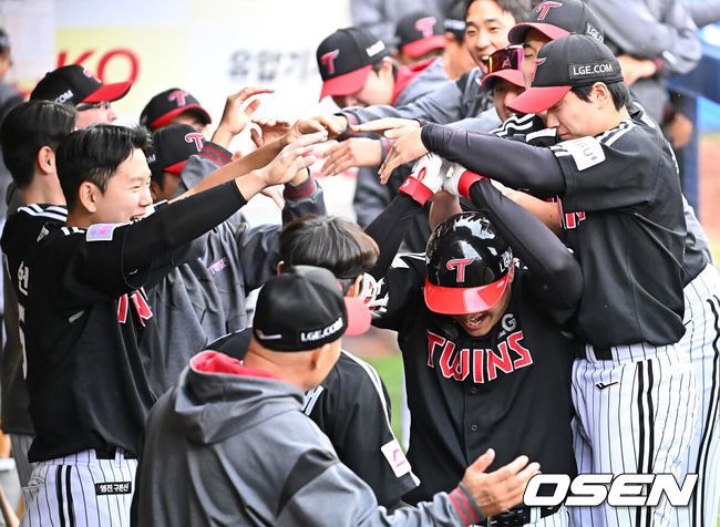 [OSEN=대구, 이석우 기자] 10일 대구삼성라이온즈파크에서 2025 신한 SOL 뱅크 KBO 리그 삼성 라이온즈와 LG 트윈스의 경기가 열렸다. 홈팀 삼성은 후라도가, 방문팀 LG는 손주영이 선발 출전했다. LG 트윈스 문보경이 5회초 1사 우중월 솔로 홈런을 치고 축하를 받고 있다. 2025.05.10 / foto0307@osen.co.kr