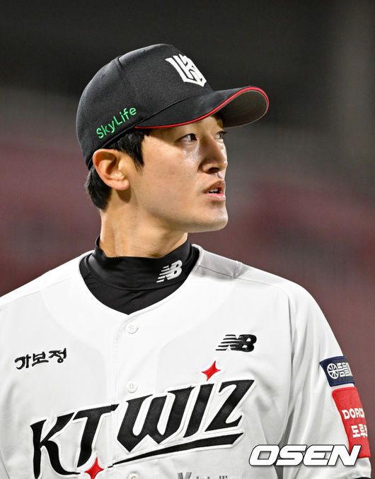 [OSEN=수원, 조은정 기자]8일 오후 경기도 수원 KT위즈파크에서 ‘2025 신한 SOL Bank KBO리그’ KT 위즈와 NC 다이노스의 경기가 열렸다.홈팀 KT는 고영표, 방문팀 NC는 목지훈을 선발로 내세웠다.6회초 무실점으로 이닝을 마친 KT 고영표가 더그아웃으로 향하고 있다. 2025.04.08 /