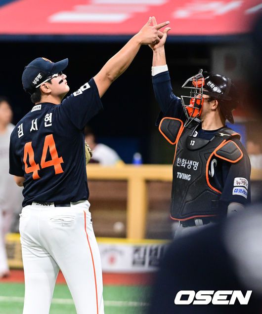 [OSEN=고척, 조은정 기자]프로야구 한화 이글스가 26년 만에 10연승에 성공했다.한화는 9일 서울 고척스카이돔에서 열린 ‘2025 신한은행 SOL Bank KBO리그’ 키움 히어로즈와의 경기에서 7-5역전승을 거두고 10연승을 질주했다. 한화가 10연승을 기록한 것은 한화가유일하게한국시리즈 우승을 차지한1999년 9월 24일 현대전부터 10월 5일 삼성전까지 10연승을 기록한 이후 26년 만이다.한화 김서현, 최재훈 배터리가 10연승을 거두며 기뻐하고 있다. 2025.05.09 /cej@osen.co.kr