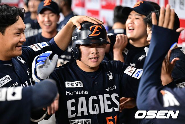 [OSEN=고척, 조은정 기자]9일 오후 서울 고척스카이돔에서 2025 신한 SOL Bank KBO리그 키움 히어로즈와 한화 이글스의 경기가 열린다.이날 홈팀 키움은 하영민을 원정팀 한화는 엄상백을 선발 투수로 내세웠다.9회초 2사 한화 문현빈이 역전 솔로 홈런을 날린 뒤 축하를 받고 있다. 2025.05.09 /cej@osen.co.kr