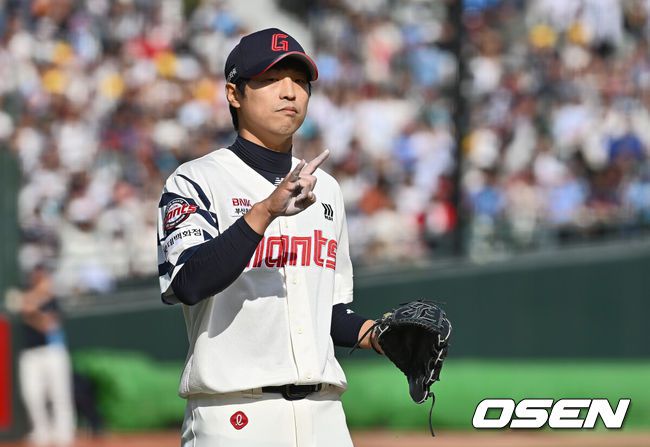 [OSEN=부산, 이석우 기자] 4일 부산 사직야구장에서 2025 신한 SOL 뱅크 KBO 리그 롯데 자이언츠와 NC 다이노스의 경기가 열렸다. 홈팀 롯데는 반즈, 방문팀 NC는 김녹원이 선발 출전했다.롯데 자이언츠 구승민이 6회초 1사 3루 NC 다이노스 박민우를 1루수 땅볼로 잡고 투아웃 표시를 하고 있다. 2025.05.04 / foto0307@osen.co.kr