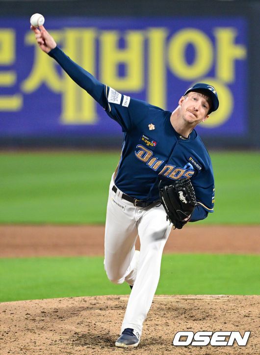 [OSEN=수원, 최규한 기자] 30일 오후 수원 KT위즈파크에서 ‘2023 신한은행 SOL KBO 포스트시즌 플레이오프’ 1차전 KT 위즈와 NC 다이노스의 경기가 열렸다.5회말 KT 타선을 상대로 NC 선발 페디가 힘차게 공을 뿌리고 있다. 2023.10.30 / dreamer@osen.co.kr