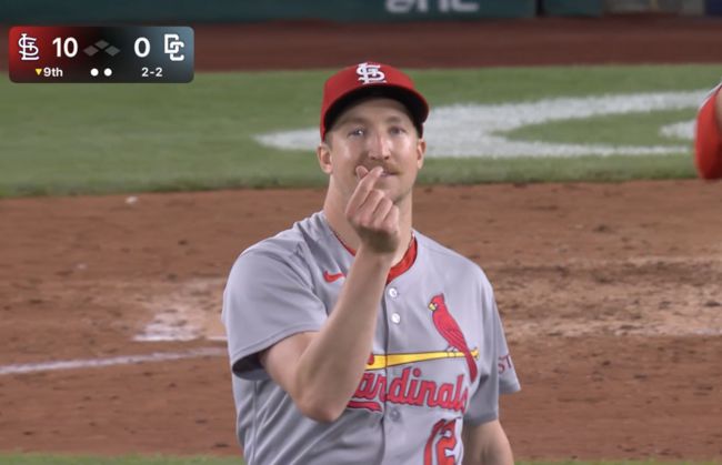 세인트루이스 에릭 페디가 완봉승이 확정된 순간 손가락으로 하트를 그리고 있다. /MLBTV 캡처