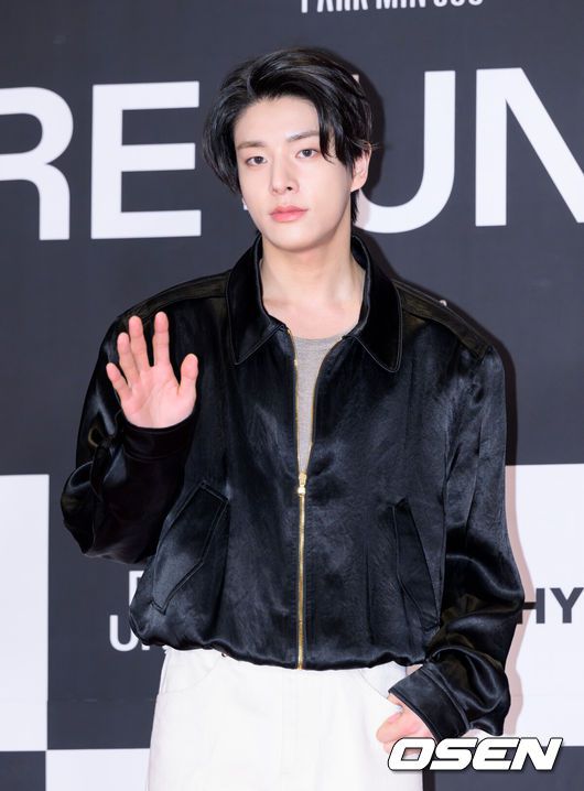 [OSEN=이대선 기자] 11일 오후 서울 메가박스 코엑스에서 그룹 엔하이븐의 미니 6집 ‘DESIRE : UNLEASH’의 콘셉트 시네마(DESIRE Concept Cinema) 프리미어 이벤트가 열렸다.엔하이픈은 내달 5일 미니 6집 ‘DESIRE : UNLEASH’로 7개월만에 컴백한다. ‘DESIRE : UNLEASH’는 사랑하는 너에게 느끼는 욕망을 엔하이픈만의 감정으로 전달하는 스토리를 담은 앨범이다.엔하이픈 제이크가 레드카펫을 밟고 있다. 2025.05.11 /sunday@osen.co.kr