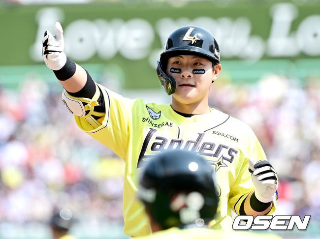 [OSEN=인천, 최규한 기자] 11일 오후 인천 SSG랜더스필드에서 ‘2025 신한 SOL Bank KBO리그’ SSG 랜더스와 KIA 타이거즈의 더블헤더 1차전 경기가 열렸다.이날 홈팀 SSG는 미치 화이트, 방문팀 KIA는 제임스 네일을 선발로 내세웠다.2회말 무사 1, 3루 상황 SSG 최준우가 선제 1타점 적시타를 날리고 1루에 안착해 기뻐하고 있다. 2025.05.11 / dreamer@osen.co.kr