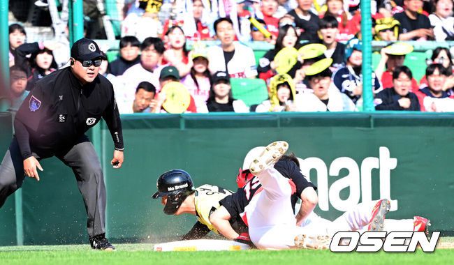 [OSEN=인천, 최규한 기자] 11일 오후 인천 SSG랜더스필드에서 ‘2025 신한 SOL Bank KBO리그’ SSG 랜더스와 KIA 타이거즈의 더블헤더 1차전 경기가 열렸다.이날 홈팀 SSG는 미치 화이트, 방문팀 KIA는 제임스 네일을 선발로 내세웠다.7회말 무사 2루 상황 SSG 최준우의 내야 안타 때 포구 후 태그를 시도한 KIA 투수 윤중현이 주자 오태곤과 충돌하고 있다. 2025.05.11 / dreamer@osen.co.kr