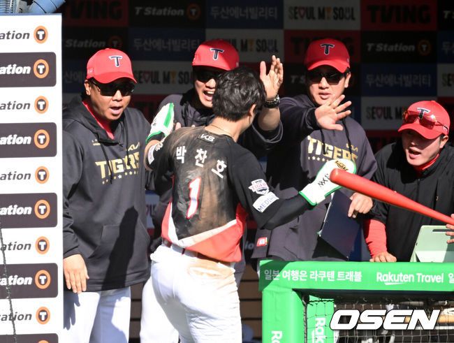 [OSEN=잠실, 이대선 기자] 20일 오후 서울 잠실야구장에서 2025 신한 SOL Bank KBO리그 두산 베어스와 KIA  타이거즈의 경기가 열렸다.두산은 잭로그, KIA는 네일을 선발 투수로 내세웠다. 7회초 1사 2,3루에서 KIA 이범호 감독이 나성범의 땅볼때 홈으로 쇄도해 득점을 올린 3루주자 박찬호와 환호하고 있다. 2025.04.20 /sunday@osen.co.kr