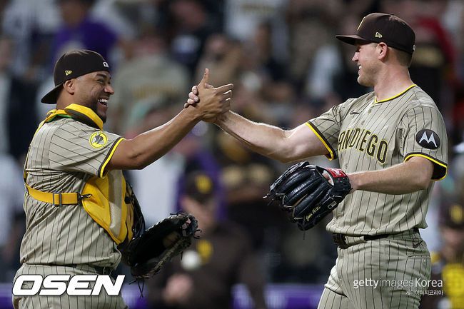 [사진] 샌디에이고 스티븐 콜렉(오른쪽)이 완봉승을 거둔 뒤 포수 엘리아스 디아즈와 기뻐하고 있다. ⓒGettyimages(무단전재 및 재배포 금지)