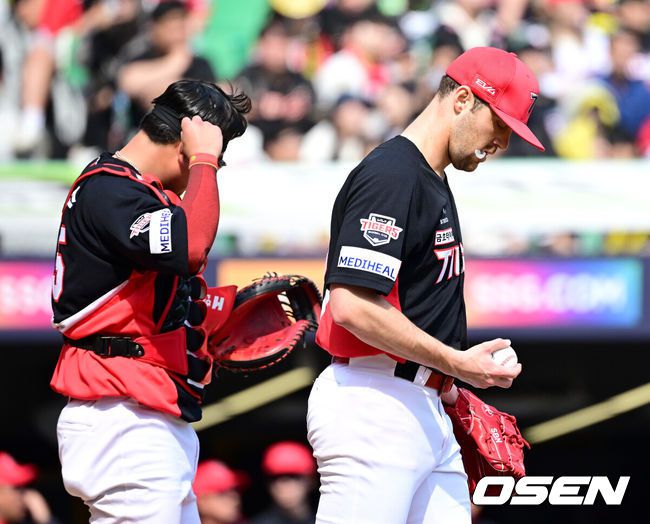 [OSEN=인천, 최규한 기자] 11일 오후 인천 SSG랜더스필드에서 ‘2025 신한 SOL Bank KBO리그’ SSG 랜더스와 KIA 타이거즈의 더블헤더 1차전 경기가 열렸다.이날 홈팀 SSG는 미치 화이트, 방문팀 KIA는 제임스 네일을 선발로 내세웠다.4회말 1사 3루 상황 SSG 박성한에게 1타점 희생플라이를 내준 KIA 선발 제임스 네일과 포수 한준수가 아쉬워하고 있다. 2025.05.11 / dreamer@osen.co.kr