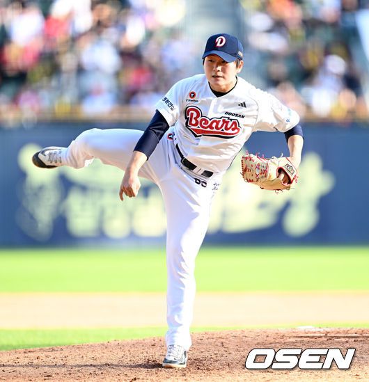 [OSEN=잠실, 이대선 기자] 챔피언이 드디어 깨어난다.프로야구 KIA 타이거즈는 20일 서울 잠실구장에서 열린 2025 신한 SOL뱅크 KBO리그 두산 베어스와의 시즌 3차전에서 6-2로 승리했다.KIA는 2연승을 달리며 주중 KT 위즈 3연전에 이어 2연속 위닝시리즈에 성공했다. 시즌 11승 12패. 반면 2연패에 빠진 두산은 9승 13패가 됐다.9회초 무사에서 두산 김택연이 역투하고 있다. 2025.04.20 /sunday@osen.co.kr