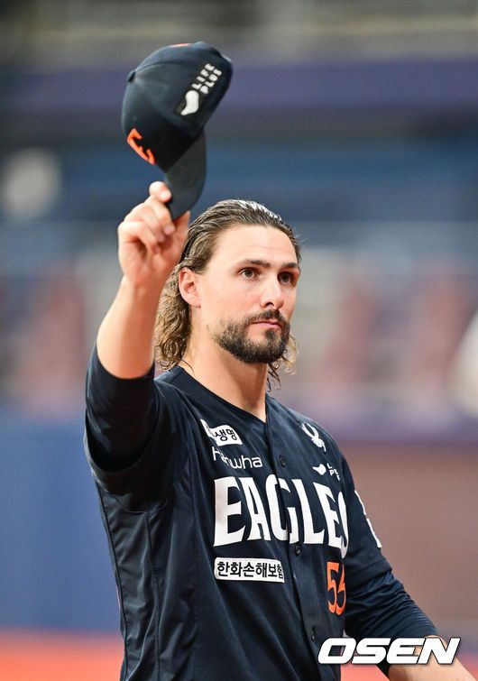 [OSEN=고척, 박준형 기자] 프로야구 한화 이글스가 파죽의 12연승을 질주했다.한화는 11일 서울 고척스카이돔에서 열린 ‘2025 신한은행 SOL Bank KBO리그’ 키움 히어로즈와의 경기에서 8-0 완승을 거뒀다. 이날 승리로 한화는 11연승에 성공했다. 1992년 5월 23일 청주 쌍방울 더블헤더 2차전 승리 이후 1만2041일 만에 12연승이다.경기종료 후 2025.05.11 / soul1014@osen.co.kr