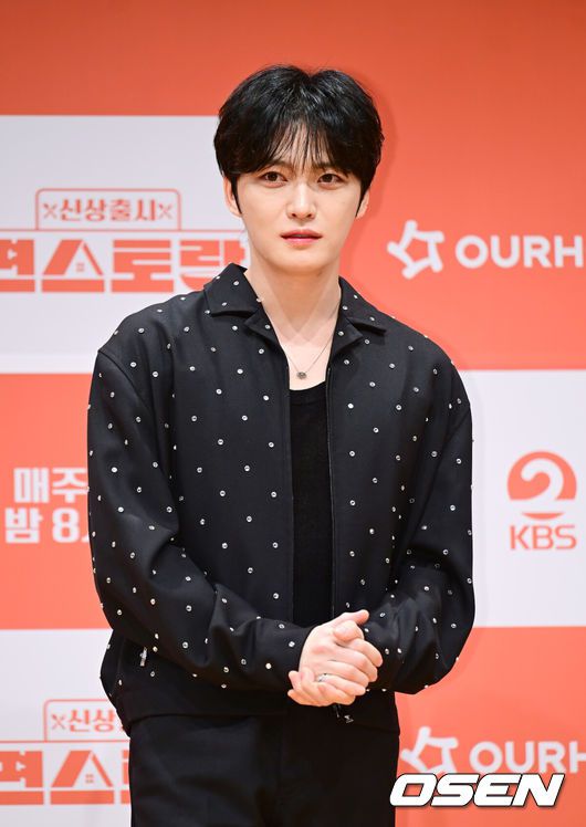 [OSEN=김성락 기자] 27일 오후 서울 영등포구 KBS 아트홀에서 KBS 2TV ‘신상출시 편스토랑’ 기자간담회가 열렸다. ‘신상출시 편스토랑’은 미식가 스타들의 먹고 사는 일상을 관찰하고 그들의 레시피를 함께 공유하는 프로그램이다. 메뉴 대결에서 승리하는 메뉴는 우승자 발표 후 바로 신상 메뉴로 출시되며, 수익금 기부를 통해 선한 영향력을 쌓는다. 가수 김재중이 포즈를 취하고 있다. 2025.03.27 / ksl0919@osen.co.kr