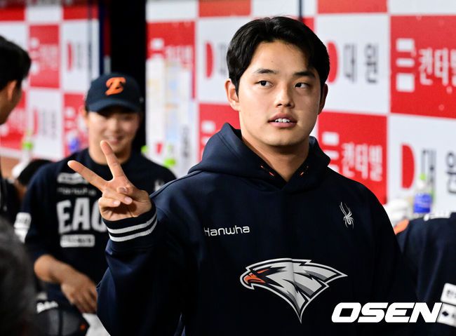 [OSEN=고척, 조은정 기자] 한화 문동주가 V자를 그리며 승리를 기뻐하고 있다. 2025.05.09 /cej@osen.co.kr