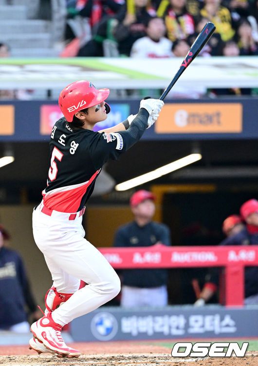 [OSEN=인천, 최규한 기자] 프로야구 SSG 랜더스가 KIA 타이거즈에 승리하며 3연패에서 벗어났다.SSG는11일 인천SSG랜더스필드에서 열린 2025 KBO리그 KIA와 더블헤더 1차전에서 8-4로 승리했다.SSG 조형우가 4타수 2안타 3타점으로 활약했다. 선발 미치 화이트는 5이닝 동안 4피안타(1피홈런) 4볼넷 3탈삼진 3실점(2자책)으로 시즌 3승째를 기록했다.4회초 1사 주자없는 상황 KIA 김도영이 선제 좌중간 솔로포를 날리고  있다. 2025.05.11 / dreamer@osen.co.kr