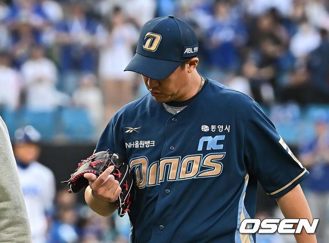 [OSEN=대구, 이석우 기자] 26일 대구삼성라이온즈파크에서 2025 신한 SOL 뱅크 KBO 리그 삼성 라이온즈와 NC 다이노스의 경기가 열렸다. 홈팀 삼성은 후라도가, 방문팀 NC는 이용찬이 선발 출전했다. NC 다이노스 이용찬이 4회말 2사 3루 삼성 라이온즈 김성윤의 타구를 잡다 손을 맞고 교체되고 있다. 2025.04.26 / foto0307@osen.co.kr
