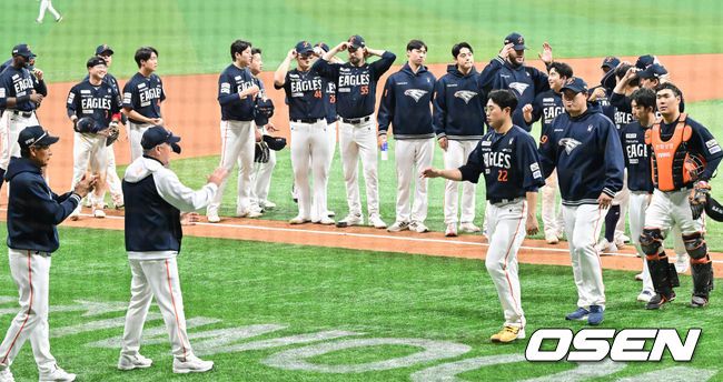 [OSEN=고척, 박준형 기자] 프로야구 한화 이글스가 파죽의 12연승을 질주했다.한화는 11일 서울 고척스카이돔에서 열린 ‘2025 신한은행 SOL Bank KBO리그’ 키움 히어로즈와의 경기에서 8-0 완승을 거뒀다. 이날 승리로 한화는 11연승에 성공했다. 1992년 5월 23일 청주 쌍방울 더블헤더 2차전 승리 이후 1만2041일 만에 12연승이다.경기종료 후 한화 선수들이 승리의 기쁨을 나누고 있다. 2025.05.11 / soul1014@osen.co.kr