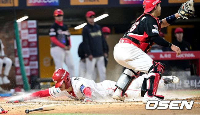 [OSEN=인천, 최규한 기자] 11일 오후 인천 SSG랜더스필드에서 ‘2025 신한 SOL Bank KBO리그’ SSG 랜더스와 KIA 타이거즈의 더블헤더 2차전 경기가 열렸다.이날 홈팀 SSG는 김광현, 방문팀 KIA는 양현종을 선발로 내세웠다.6회말 무사 3루 상황 SSG 최지훈의 동점 1타점 희생플라이 때 주자 채현우가 홈으로 쇄도, 슬라이딩 해 세이프되고 있다. 2025.05.11 / dreamer@osen.co.kr