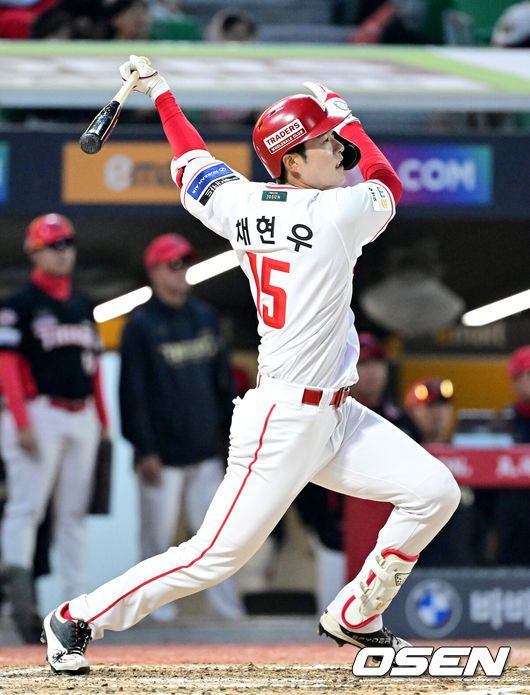 [OSEN=인천, 최규한 기자] 11일 오후 인천 SSG랜더스필드에서 ‘2025 신한 SOL Bank KBO리그’ SSG 랜더스와 KIA 타이거즈의 더블헤더 2차전 경기가 열렸다.이날 홈팀 SSG는 김광현, 방문팀 KIA는 양현종을 선발로 내세웠다.6회말 무사 선두타자로 나선 SSG 채현우가 우중간 3루타를 날리고 있다. 2025.05.11 / dreamer@osen.co.kr