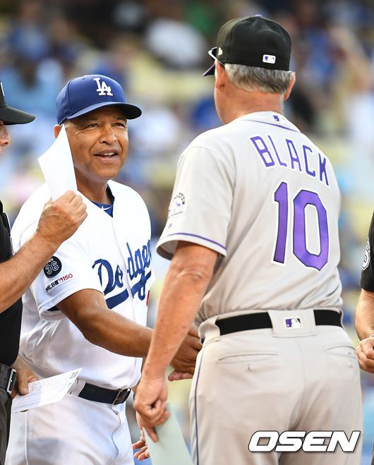 [OSEN=LA(미국 캘리포니아주), 최규한 기자] LA 다저스 데이브 로버츠 감독과 콜로라도 버드 블랙 감독이 경기 전 라인업을 교환하며 인사를 나누고 있다. /dreamer@osen.co.kr