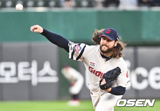[OSEN=부산, 이석우 기자] 4일 부산 사직야구장에서 2024 신한 SOL 뱅크 KBO 리그 롯데 자이언츠와 KT 위즈의 경기가 열렸다. 홈팀 롯데는 윌커슨이 선발 출전하고 KT는 벤자민이 선발 출전했다.롯데 자이언츠 선발 투수 윌커슨이 역투하고 있다. 2024.09.04 / foto0307@osen.co.kr