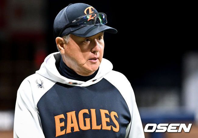 [OSEN=고척, 조은정 기자]9일 오후 서울 고척스카이돔에서 2025 신한 SOL Bank KBO리그 키움 히어로즈와 한화 이글스의 경기가 열린다.이날 홈팀 키움은 하영민을 원정팀 한화는 엄상백을 선발 투수로 내세웠다.한화 김경문 감독이 선수단 훈련을 지켜보고 있다. 2025.05.09 /cej@osen.co.kr