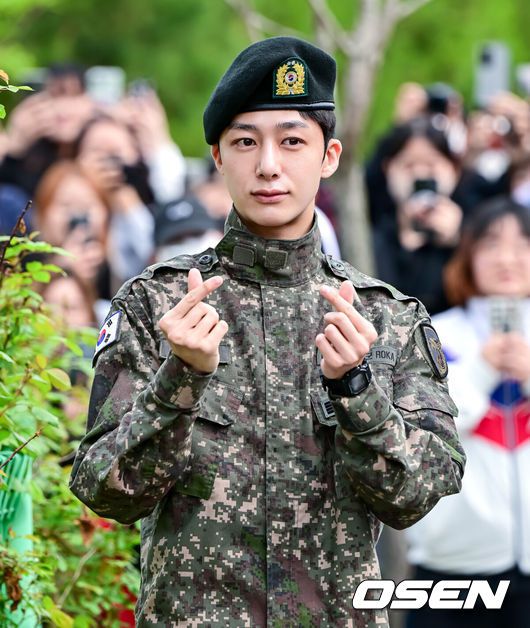 [OSEN=지형준 기자] 그룹 몬스타엑스(MONSTA X) 형원이 13일 오전 경기도 가평군에 위치한 수도기계화보병사단에서 1년 6개월 간의 군 복무를 마치고 만기 전역했다.형원은 지난 2023년 11월 14일 육군 현역으로 입대했다. 국방의 의무를 성실하게 이행한 형원은 성실하고 모범적인 군 생활을 인정 받아 상병으로 조기 진급해 화제를 모았다.형원에 앞서 셔누, 민혁, 주헌, 기현이 국방의 의무를 성실하게 이행하고 팬들의 곁으로 돌아온 바 있다. 형원은 다섯 번째 ‘군필자’로 데뷔 10주년을 앞둔 몬스타엑스에 합류한다.몬스타엑스 형원이 팬들에게 포즈를 취하고 있다. 2025.05.13 /jpnews@osen.co.kr