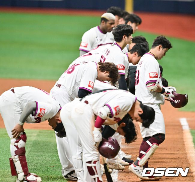 [OSEN=고척, 박준형 기자]패배한 키움 선수들이 팬들에게 인사를 하고 있다.  2025.05.11 / soul1014@osen.co.kr