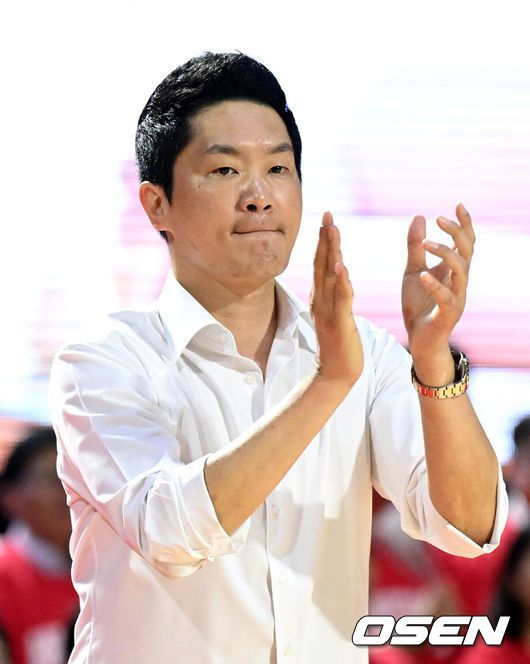 [OSEN=잠실, 이대선 기자] 13일 오후 서울 잠실학생체육관에서 2024-2025 KBL 챔피언결정전 5차전 서울 SK와 창원 LG의 경기가 열렸다.LG는 1~3차전 승리 후 4차전 패배로 우승 확정 기회 놓쳤지만, 100% 우승 확률 유지하고 있다. SK는 4차전을 승리하며 사상 첫 역스윕 우승에 도전한다.4쿼터 SK 전희철 감독이 선수들에게 박수를 보내고 있다. 2025.05.13 /sunday@osen.co.kr