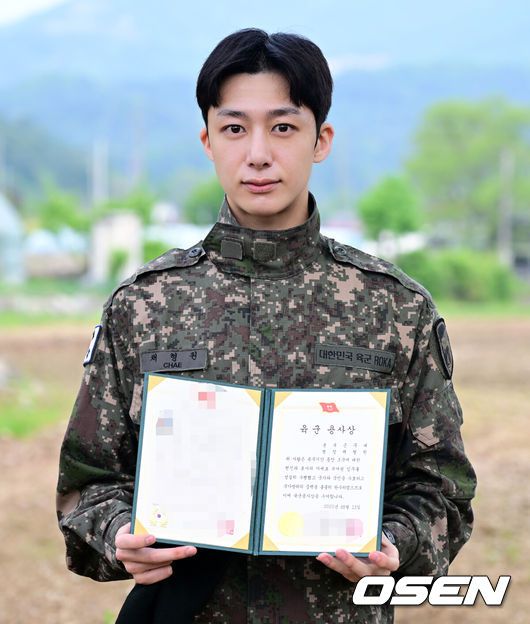 [OSEN=지형준 기자] 그룹 몬스타엑스(MONSTA X) 형원이 13일 오전 경기도 가평군에 위치한 수도기계화보병사단에서 1년 6개월 간의 군 복무를 마치고 만기 전역했다.형원은 지난 2023년 11월 14일 육군 현역으로 입대했다. 국방의 의무를 성실하게 이행한 형원은 성실하고 모범적인 군 생활을 인정 받아 상병으로 조기 진급해 화제를 모았다.형원에 앞서 셔누, 민혁, 주헌, 기현이 국방의 의무를 성실하게 이행하고 팬들의 곁으로 돌아온 바 있다. 형원은 다섯 번째 ‘군필자’로 데뷔 10주년을 앞둔 몬스타엑스에 합류한다.몬스타엑스 형원이 육군 용사상을 들고 포즈를 취하고 있다. 2025.05.13 /jpnews@osen.co.kr