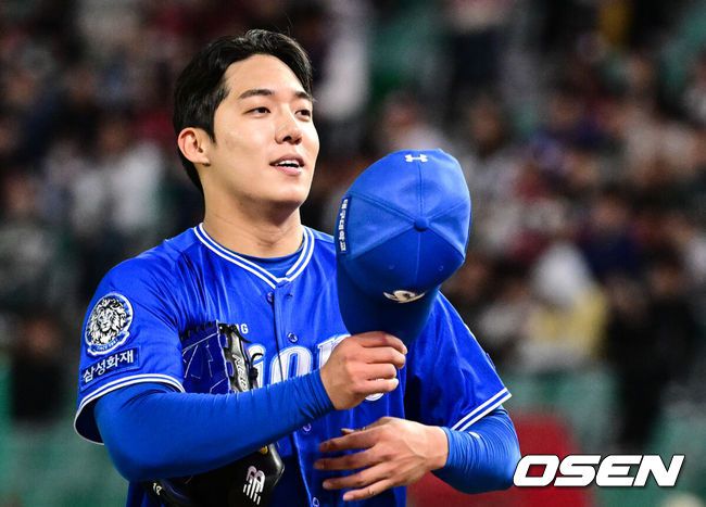 [OSEN=인천, 조은정 기자]30일 오후 인천 SSG랜더스필드에서 2025 신한 SOL Bank KBO리그 SSG 랜더스와 삼성 라이온즈 경기가 열렸다.이날 경기에 SSG는 문승원, 삼성은 원태인을 선발 투수로 내세웠다.7회말 이닝을 마친 삼성 원태인이 더그아웃으로 향하고 있다. 2025.04.30 /cej@osen.co.kr