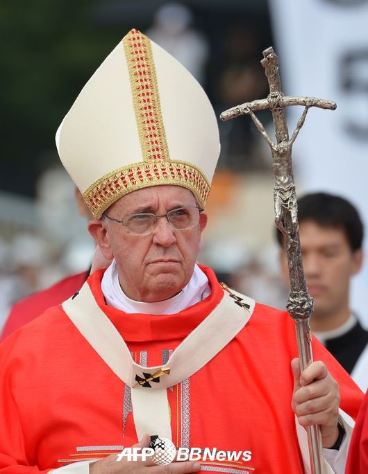 Pope Francis prepares to take part in a beatification mass at Gwanghwamun Square in central Seoul on August 16, 2014. Pope Francis beatified 124 early Korean martyrs on August 16 at a mass in Seoul and challenged the massive crowd to ask what values they might be willing to die for in an increasingly materialistic, globalised world.     AFP PHOTO / VINCENZO PINTO