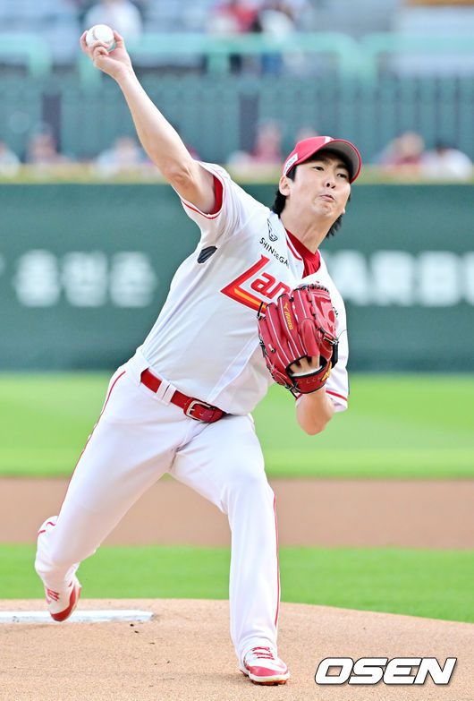 [OSEN=인천, 민경훈 기자] 15일 오후 인천 SSG랜더스필드에서 ‘2025 신한 SOL Bank KBO리그’ SSG 랜더스와 NC 다이노스의 경기가 열렸다.SSG는 문승원을, NC는 라일리를 선발로 내세웠다.SSG 선발 문승원이 마운드 위에서 힘차게 공을 뿌리고 있다. 2025.05.13 / rumi@osen.co.kr