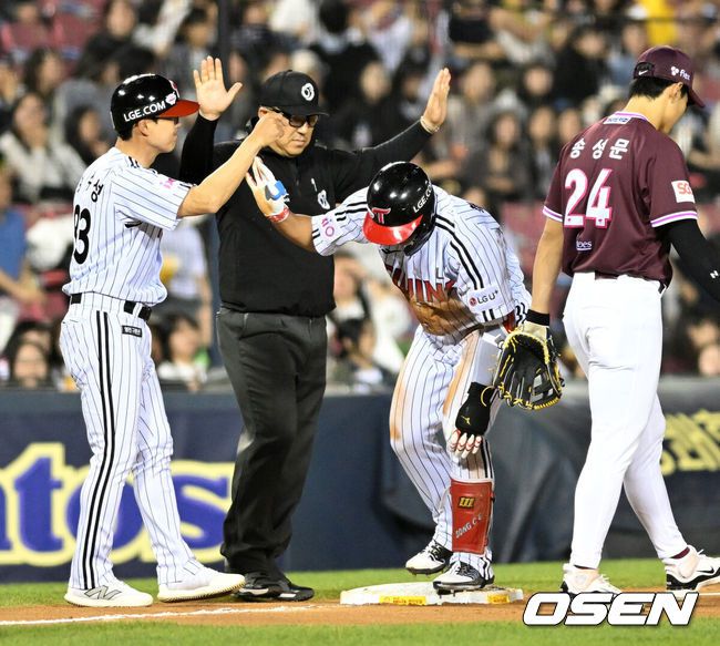 [OSEN=잠실, 이대선 기자] 14일 오후 서울 잠실야구장에서 2025 신한 SOL Bank KBO리그 LG 트윈스와 키움 히어로즈의 경기가 열렸다.LG는 송승기, 키움은 로젠버그를 선발 투수로 내세웠다.6회말 무사에서 LG 송찬의가 우중간 3루타를 치고 정수성 코치와 환호하고 있다. 2025.05.14 /sunday@osen.co.kr