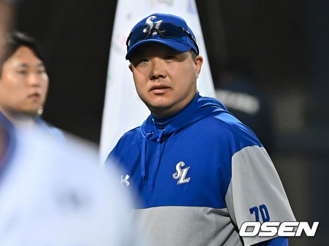 [OSEN=포항, 이석우 기자] 13일 포항야구장에서 2025 신한 SOL 뱅크 KBO 리그 삼성 라이온즈와 KT 위즈의 경기가 열렸다. 홈팀 삼성은 이승현이 선발로 출전하고, 방문팀 KT는 헤이수스가 선발로 출전했다.삼성 라이온즈 박진만 감독이 KT 위즈에 5-3으로 승리한 후 팬들에게 인사한 후 더그아웃으로 들어가고 있다. 2025.05.13 / foto0307@osen.co.kr