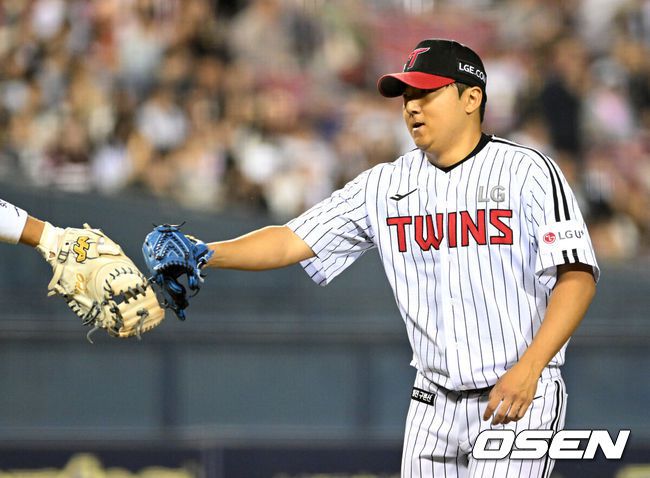 [OSEN=잠실, 이대선 기자] 14일 오후 서울 잠실야구장에서 2025 신한 SOL Bank KBO리그 LG 트윈스와 키움 히어로즈의 경기가 열렸다.LG는 송승기, 키움은 로젠버그를 선발 투수로 내세웠다.6회초 2사에서 LG 송승기가 키움 김태진을 외야 플라이로 처리하고 이주헌과 하이파이브를 하고 있다. 2025.05.14 /sunday@osen.co.kr