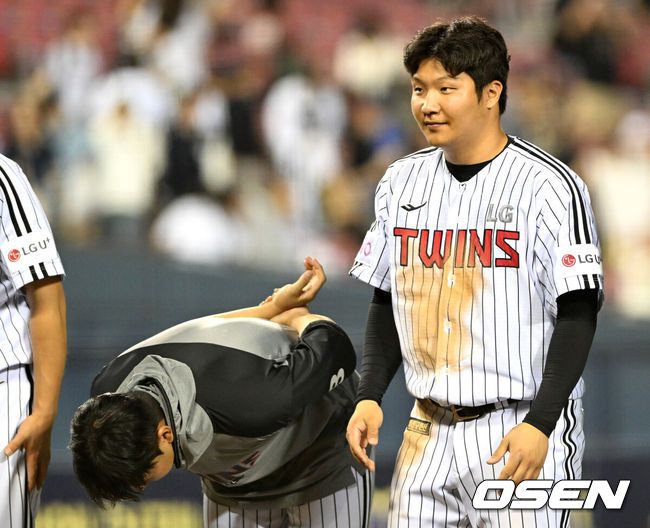 [OSEN=잠실, 이대선 기자] 프로야구 LG 트윈스가 키움 히어로즈를 꺾고 5연승을 이어갔다.14일 서울 잠실구장에서 열린 키움 히어로즈와 경기에서 15안타를 터뜨리며 12-0으로 승리했다.선발투수 송승기는 6이닝 4피안타 2볼넷 5탈삼진 무실점으로 시즌 3승째를 기록했다.경기 종료 후 LG 문보경이 승리의 기쁨을 나누고 있다. 2025.05.14 /sunday@osen.co.kr