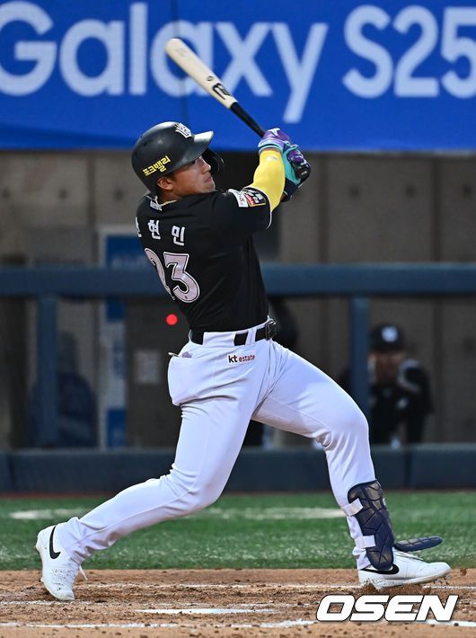 [OSEN=포항, 이석우 기자] 14일 포항야구장에서 2025 신한 SOL 뱅크 KBO 리그 삼성 라이온즈와 KT 위즈의 경기가 열렸다. 홈팀 삼성은 원태인이, 방문팀 KT는 소형준이 선발로 출전했다.KT 위즈 안현민이 4회초 1사 3루 좌익수 오른쪽 1타점 2루타를 치고 있다. 2025.05.14 / foto0307@osen.co.kr