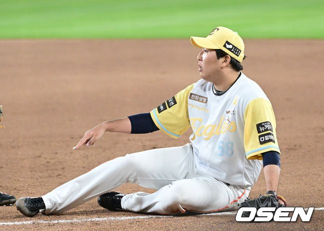 [OSEN=대전, 김성락 기자] 13일 대전 한화생명볼파크에서 ‘2025 신한 SOL Bank KBO리그’ 한화 이글스와 두산 베어스의 경기가 열렸다.이날 한화는 류현진, 두산은 최원준을 선발로 내세웠다.7회초 2사 두산 김인태의 내야안타 때 1루 베이스 커버 온 한화 투수 박상원이 진루하는 김인태의 발에 발목을 밟힌 뒤 고통을 호소하고 있다. 주자 1루 세이프. 2025.05.13 / ksl0919@osen.co.kr